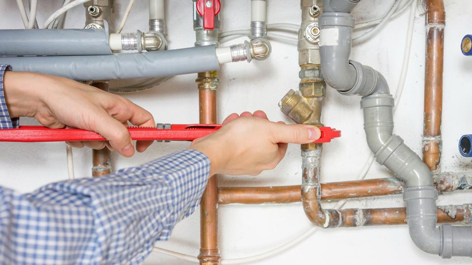 featured image hire plumber 1